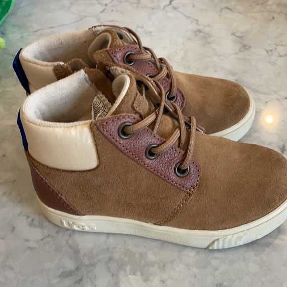 Boys Size 10 Ugg’s - Picture 2 of 2